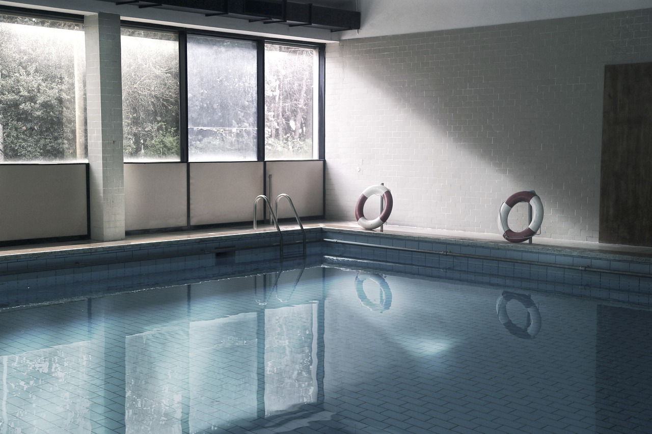 Piscine intérieure aux reflets bleutés, visuel de la carte Plomberie Rostom